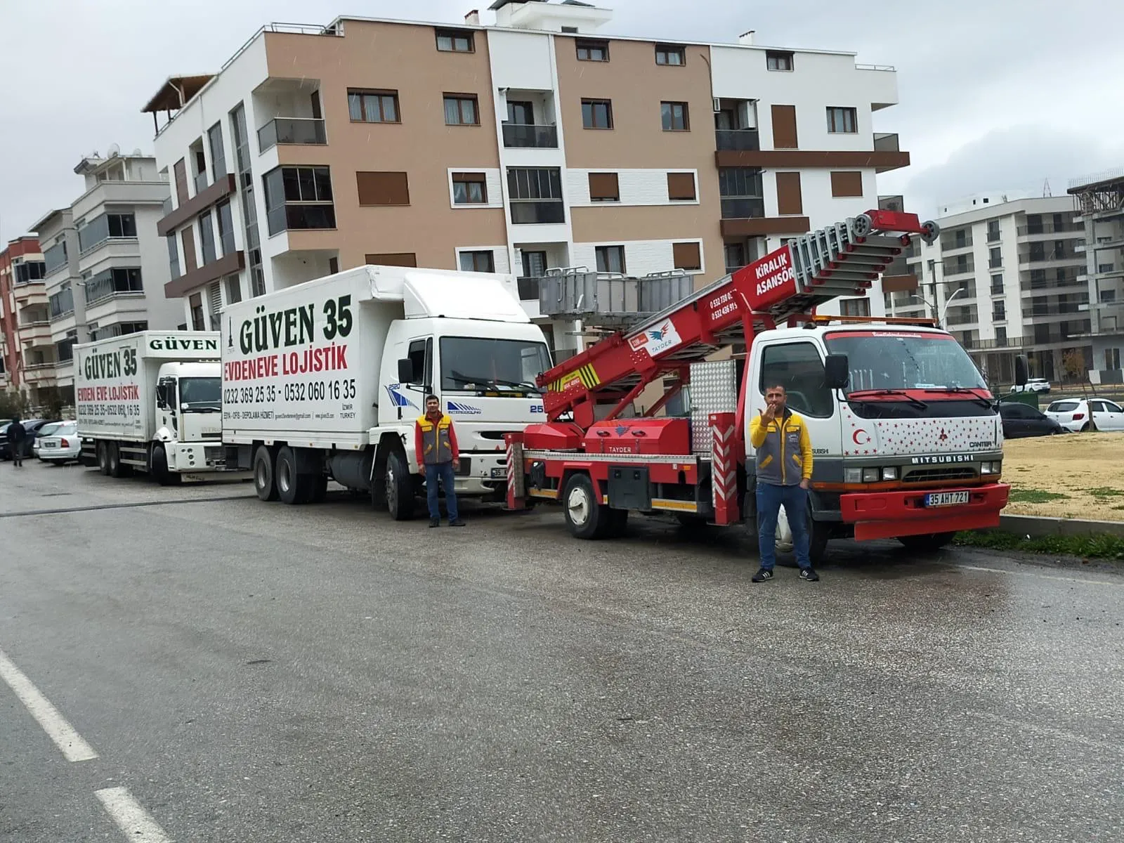 Güven35 asansörlü taşıma ve kamyonlar site önünde